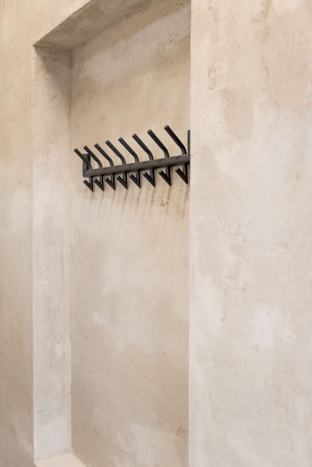 Minimalistische trappenhal met industriële charme