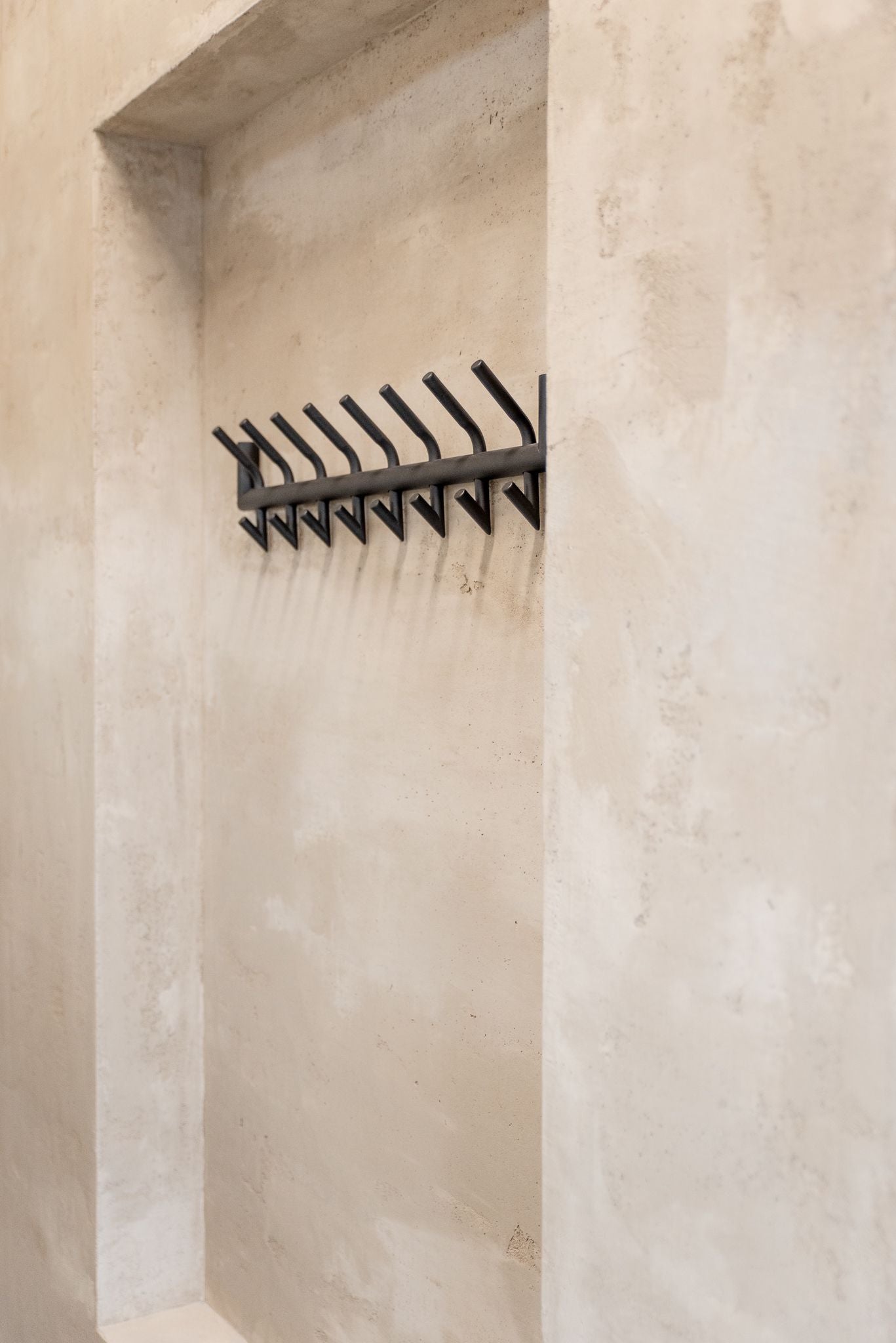 Minimalistische trappenhal met industriële charme