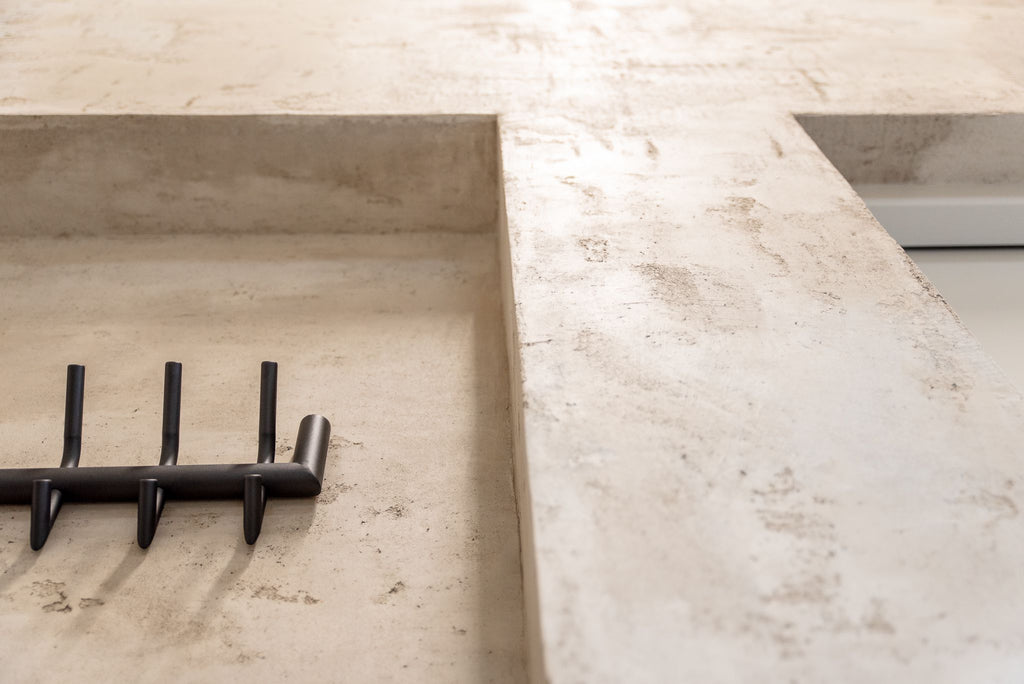 Minimalistische trappenhal met industriële charme