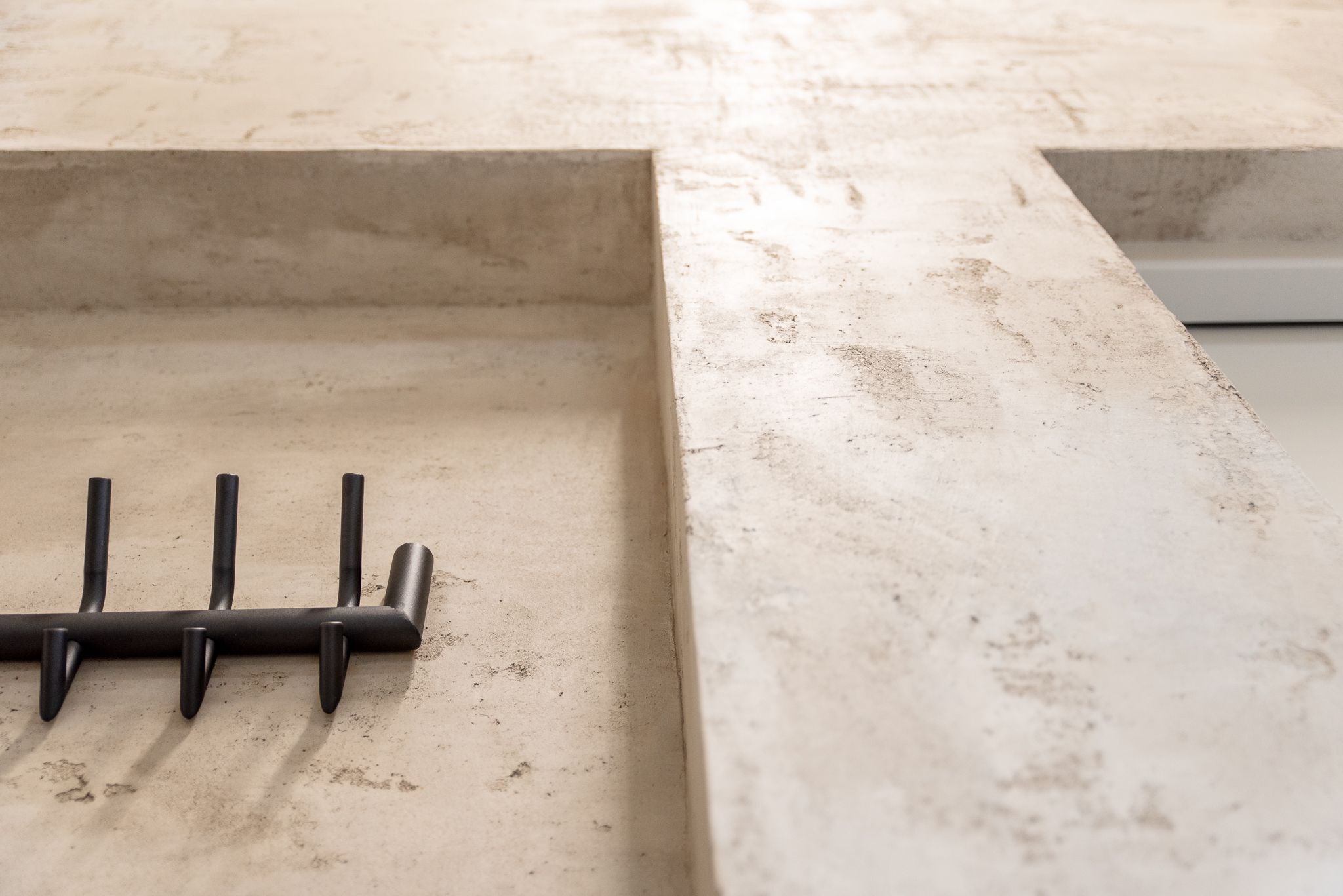 Minimalistische trappenhal met industriële charme