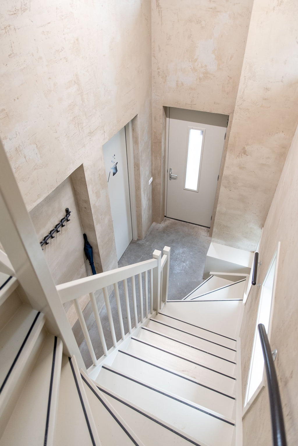 Minimalistische trappenhal met industriële charme