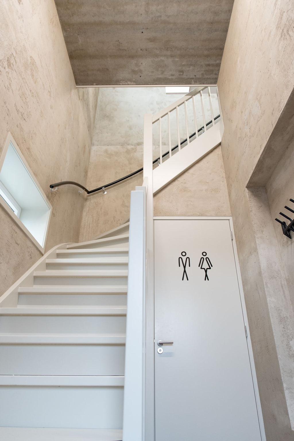 Minimalistische trappenhal met industriële charme