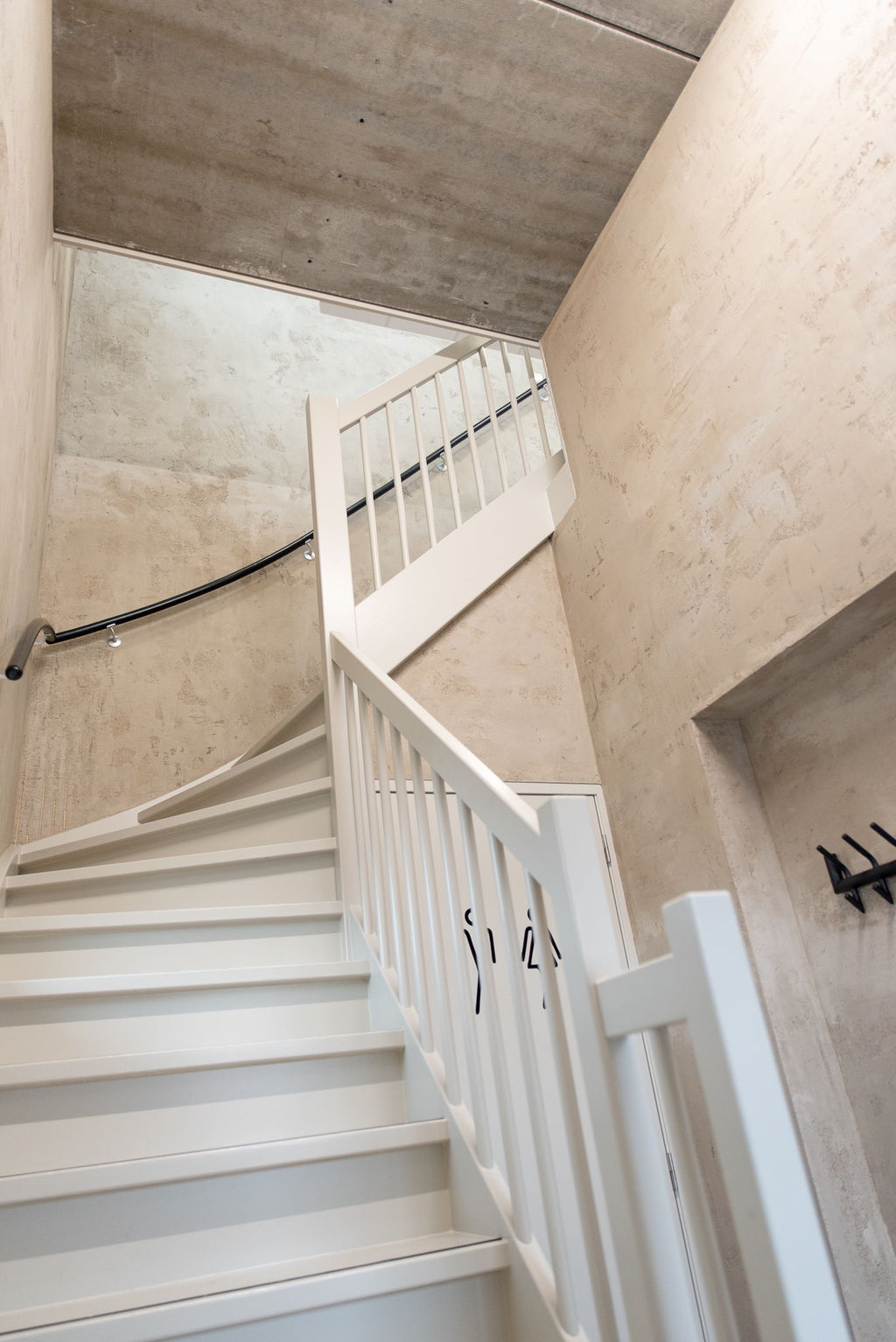 Minimalistische trappenhal met industriële charme